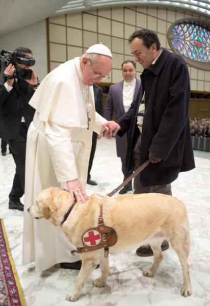 Papa Francisco bendice a un perro