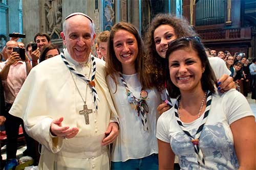 Papa Francisco con jóvenes