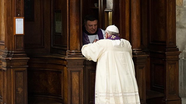 El Papa Francisco confesándose en público