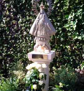 Virgen de la Caridad del Cobre en los jardines vaticanos