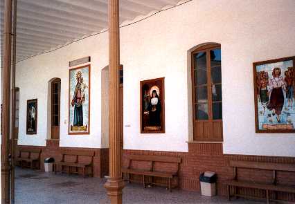 Columnas del patio del Colegio María Auxiliadora de Valverde del Camino