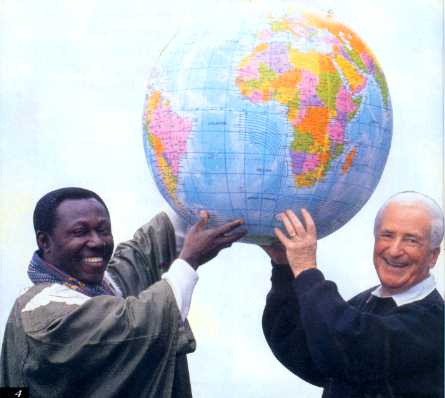 misioneros con globo del mundo