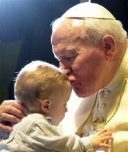 San Juan Pablo II besando a un niño