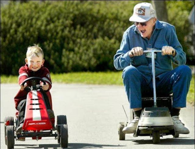 anciano jugando con su nieto