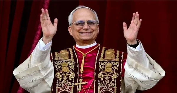El Papa León XIV sonríe y saluda con ambas manos