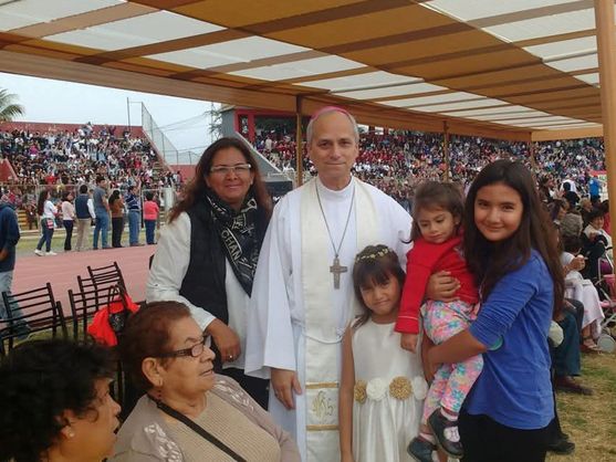 Papa León XIV con niños