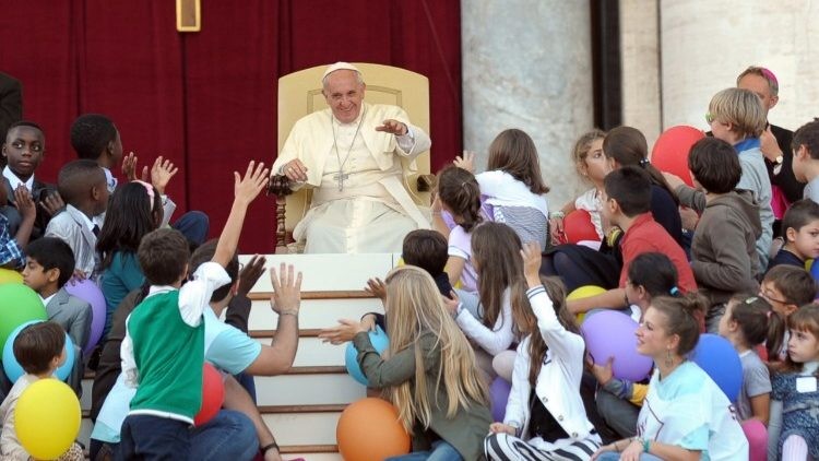Papa Francisco con niños