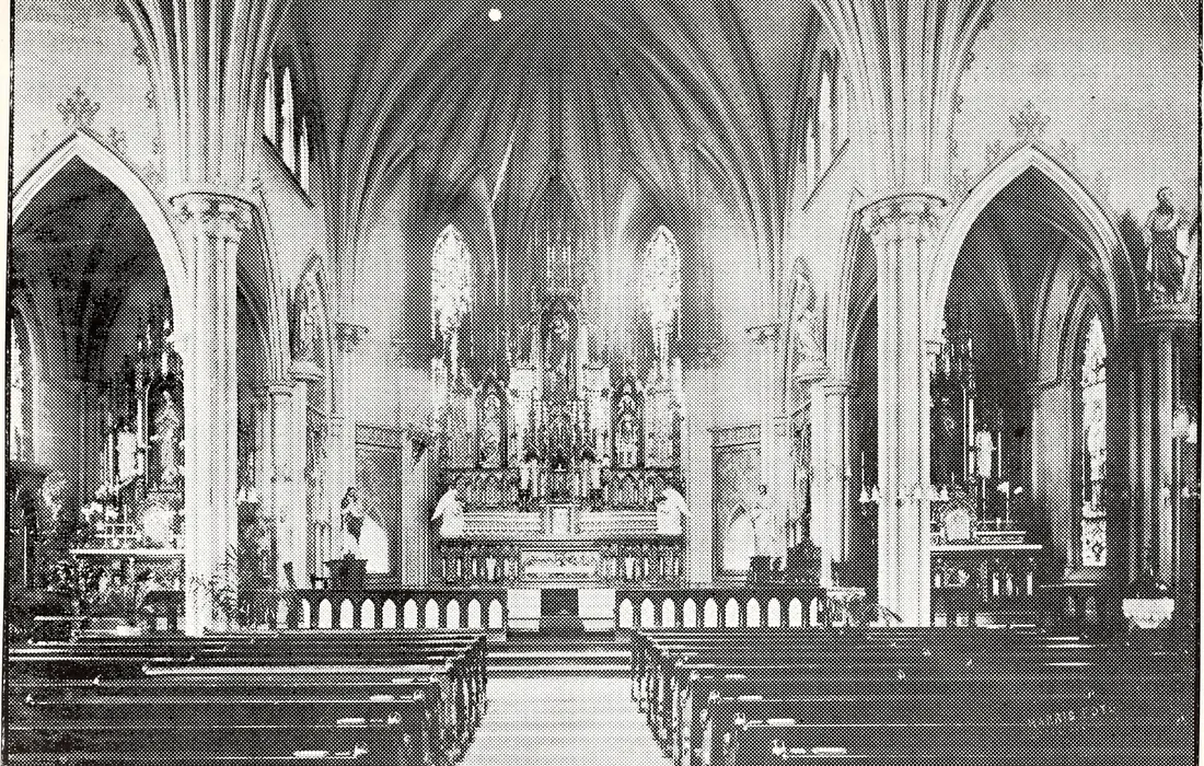 Interior histórico de la iglesia de San Eduardo de Little Rock